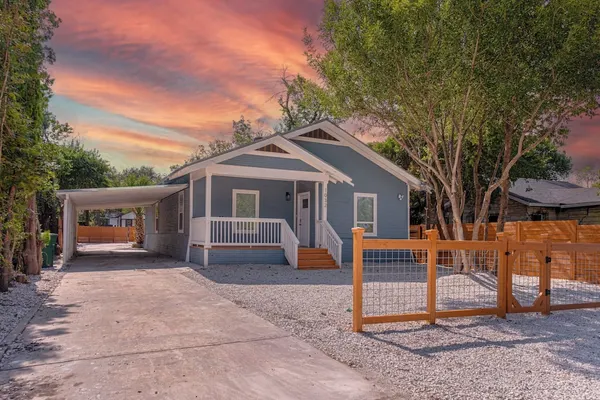 Photo 1 - Unwind in Style 4BR 2BA Quick Access to Downtown