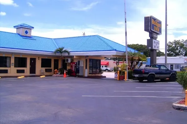 Photo 1 - Budget inn