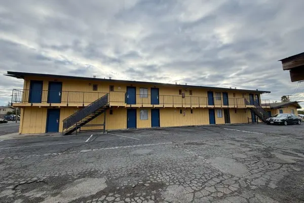 Photo 1 - Royal plams