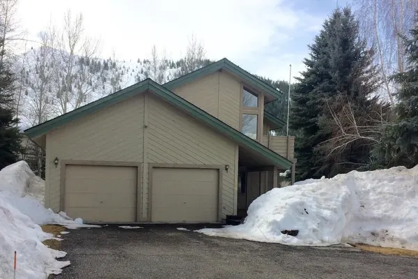 Photo 1 - #104 Private Hot Tub, 2 car Garage, Abundant Parking, Elkhorn Amenities