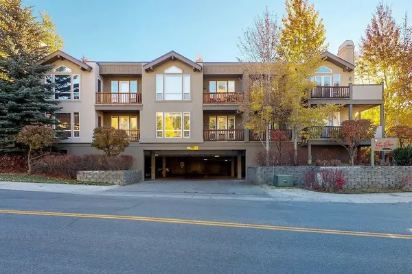 Photo 1 - Snow Star Skylight - 3BD 3BA - Hot Tub, Gym, Walk to Ski!