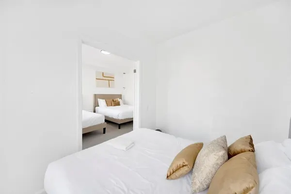 Photo 1 - Luxury 5 BR Home Free Parking