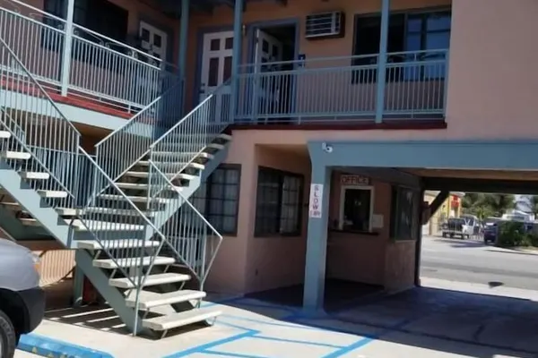 Photo 1 - Espana Motel