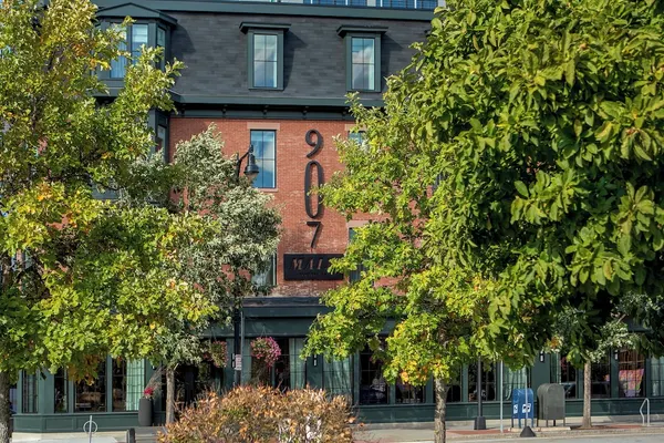 Photo 1 - Lark Hotels 907 Main