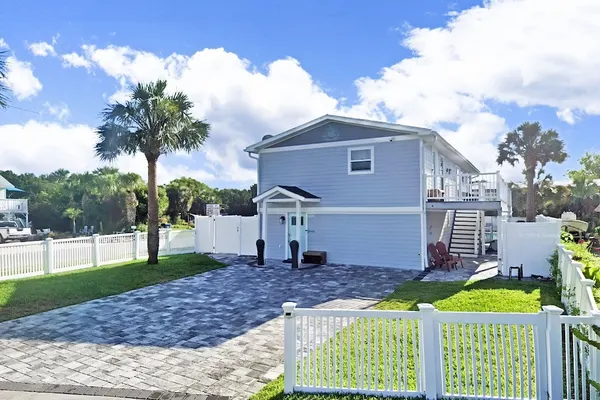 Photo 1 - Sunny Upper Level 1 Block From 2 Beaches W/private Pool, High-speed Wi-fi