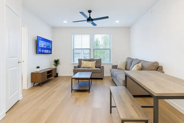 Photo 1 - Cozy & Chic - Worker Friendly