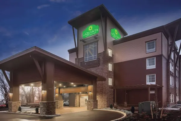 Photo 1 - La Quinta Inn & Suites by Wyndham Tumwater - Olympia