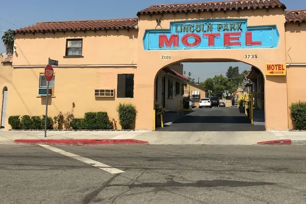 Photo 1 - Lincoln Park Motel