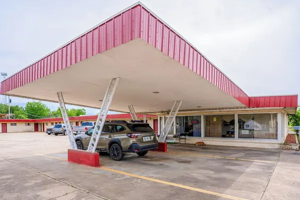 Photo 1 - OYO Holiday Capri Motel & Rv Park