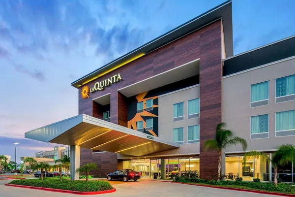 Photo 1 - La Quinta Inn & Suites by Wyndham McAllen Convention Center