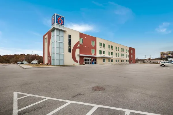 Photo 1 - Motel 6 Poplar Bluff, MO