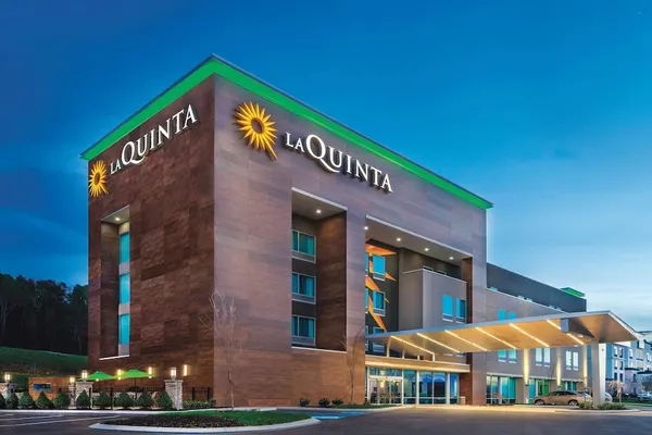 Photo 1 - La Quinta Inn & Suites by Wyndham Cleveland TN