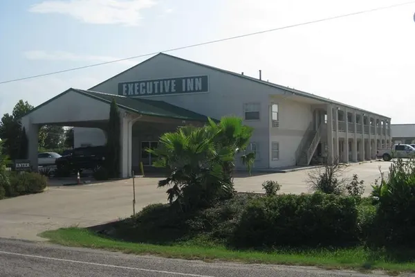 Photo 1 - Executive Inn & Suites Schulenburg