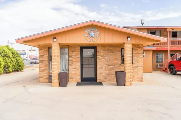 Photo 1 - Crown Inn By OYO Denver Tx