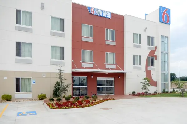 Photo 1 - Motel 6 Tulsa, OK