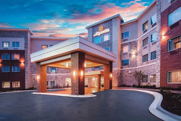 Photo 1 - La Quinta Inn & Suites by Wyndham St. Paul-Woodbury