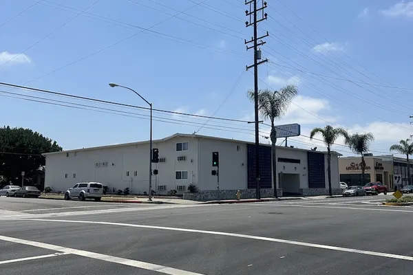 Photo 1 - Del Aire Inn