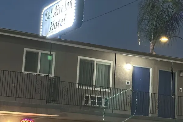Photo 1 - Del Aire Inn