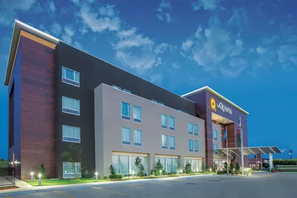 Photo 1 - La Quinta Inn & Suites by Wyndham Tulsa Broken Arrow