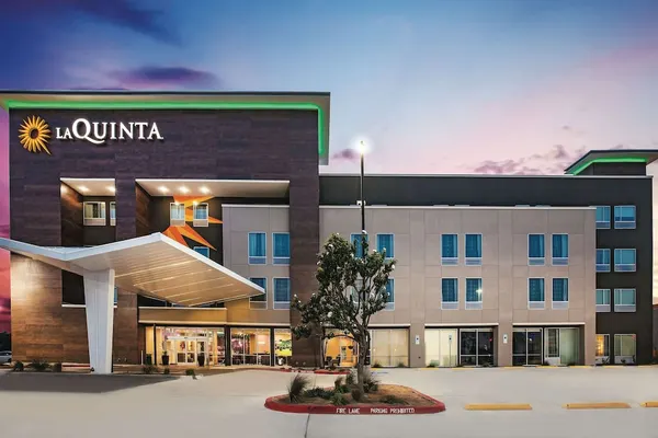 Photo 1 - La Quinta Inn & Suites by Wyndham McAllen La Plaza Mall