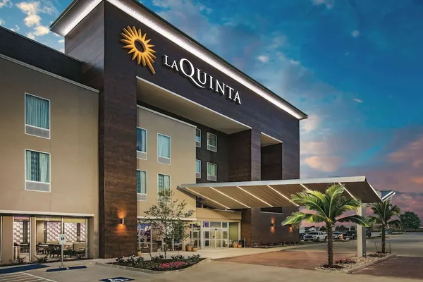 Photo 1 - La Quinta Inn & Suites by Wyndham Dallas Plano - The Colony