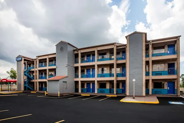 Photo 1 - Travelodge by Wyndham Houston Hobby Airport