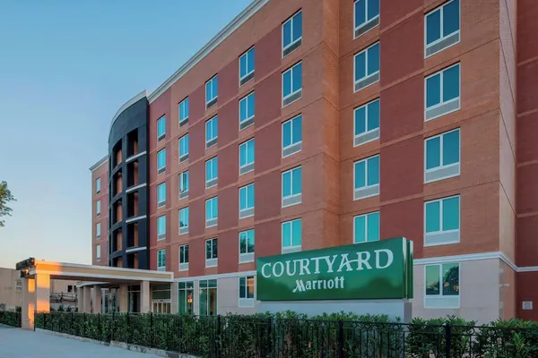 Photo 1 - Courtyard by Marriott New York Queens/Fresh Meadows