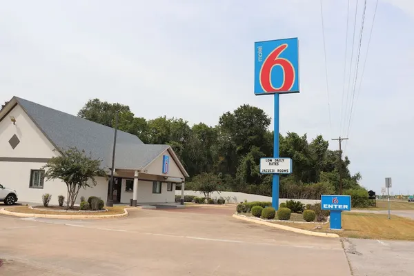 Photo 1 - Motel 6 Alvin, TX