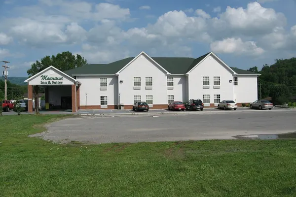 Photo 1 - Mountain Inn & Suites Dunlap