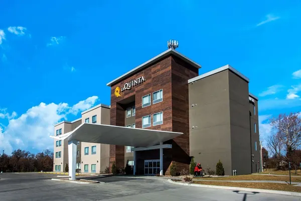 Photo 1 - La Quinta Inn & Suites by Wyndham Pittsburg