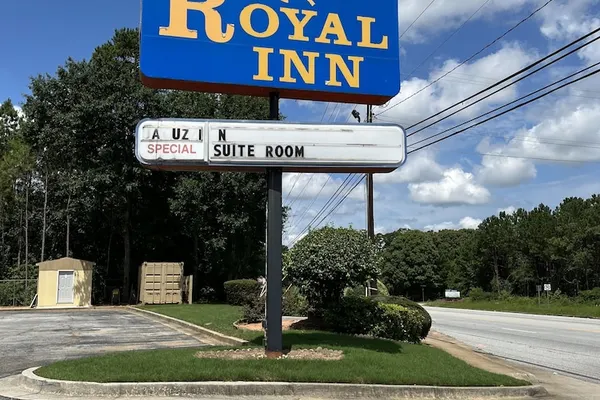 Photo 1 - Royal Inn & Suite