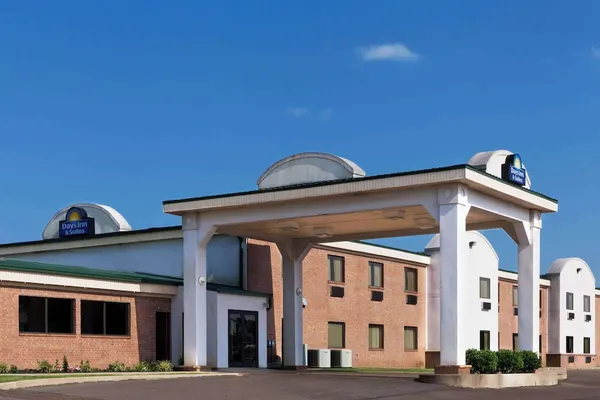 Photo 1 - Days Inn & Suites by Wyndham Wynne