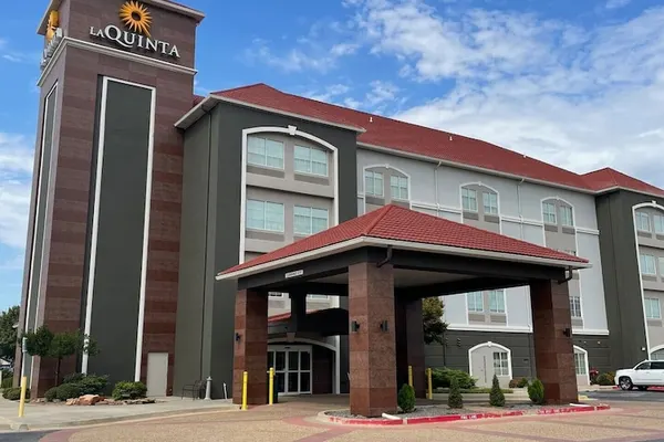 Photo 1 - La Quinta Inn & Suites by Wyndham Oklahoma City - Moore