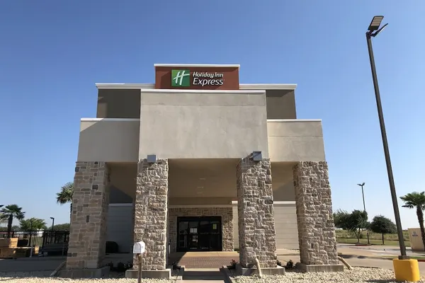 Photo 1 - Holiday Inn Express : Hillsboro I-35, an IHG Hotel