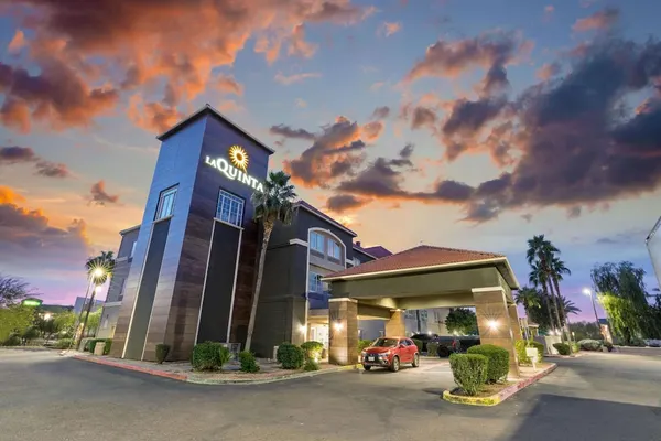 Photo 1 - La Quinta Inn & Suites by Wyndham Phoenix I-10 West