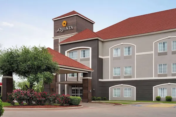 Photo 1 - La Quinta Inn & Suites by Wyndham Stephenville