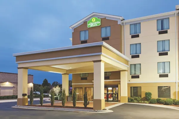 Photo 1 - La Quinta Inn & Suites by Wyndham Warner Robins - Robins AFB