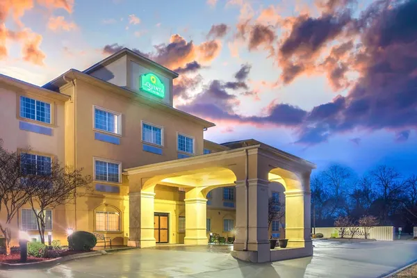 Photo 1 - La Quinta Inn & Suites by Wyndham Fort Smith