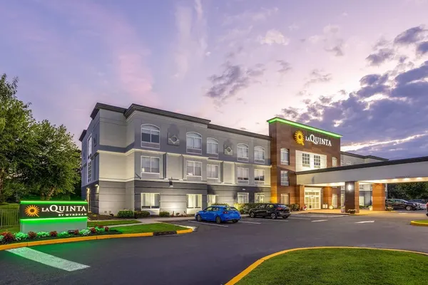 Photo 1 - La Quinta Inn & Suites by Wyndham Mt. Laurel - Philadelphia