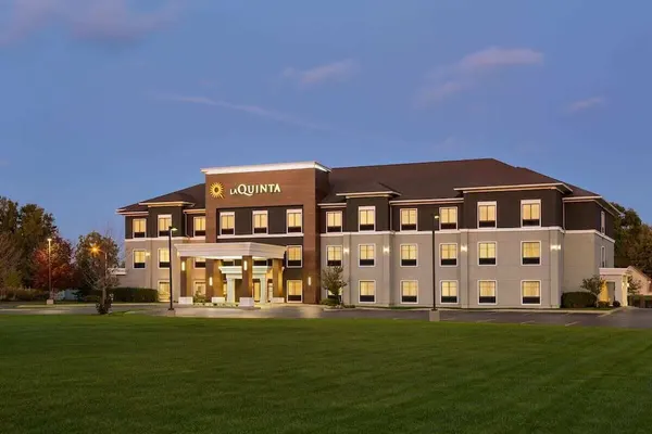Photo 1 - La Quinta Inn & Suites by Wyndham Lackawanna