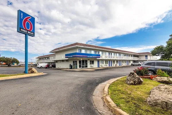 Photo 1 - Motel 6 Ardmore, OK