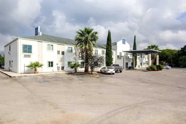 Photo 1 - Motel 6 New Braunfels, TX