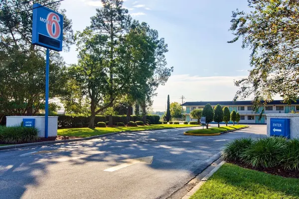 Photo 1 - Motel 6 Valdosta, GA - University