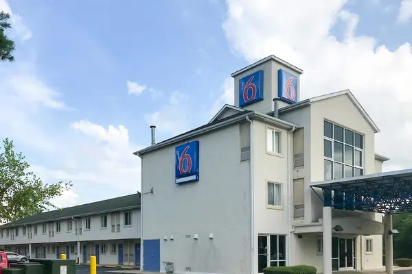 Photo 1 - Motel 6 Statesville, NC