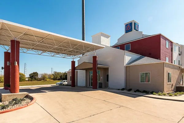 Photo 1 - Motel 6 San Antonio, TX - Downtown - Alamo Dome