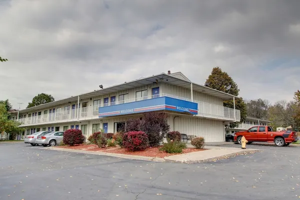 Photo 1 - Motel 6 Des Moines, IA - North