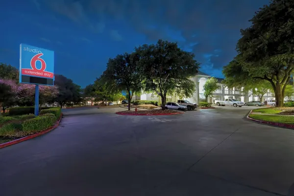 Photo 1 - Studio 6 San Antonio, TX - Six Flags