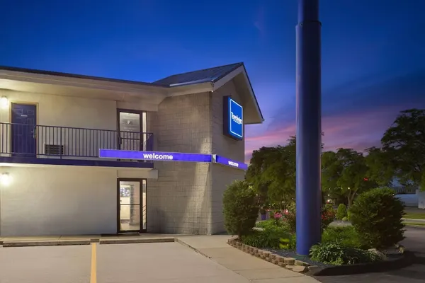 Photo 1 - Travelodge by Wyndham Madison Heights MI