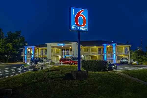 Photo 1 - Motel 6 Lexington, KY - East I-75