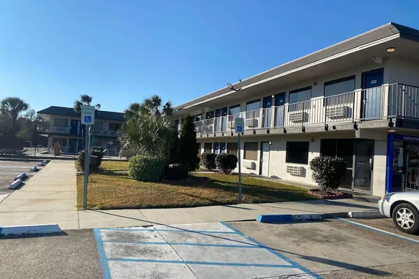 Photo 1 - Motel 6 Gulfport, MS – Airport